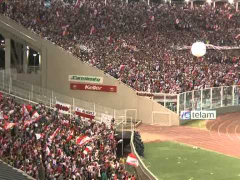 ASI SE VIVE EL DUELO DE HINCHADAS DEL SUPERCLÁSICO