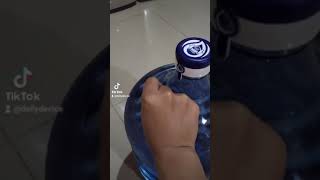 Download lagu Coba Iseng cara lain pasang galon Aqua ke dispenser, ternyata ... #shorts #dailydevice mp3