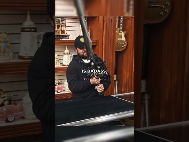 Vídeo relacionado con Abrecartas Frostmourne de World of Warcraft en forma de espada con base, 22,5 cm, accesorio para hogar y oficina, regalo y mercancía para fanáticos y coleccionistas