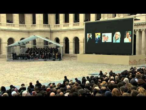 Hollande emotional at memorial service in Paris