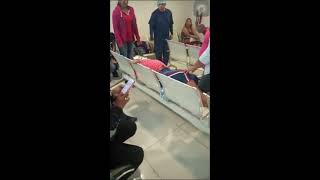 Mujer dando a luz en sala de espera del Hospital C. Canseco; Llevaba 5 días pidiendo atención médica