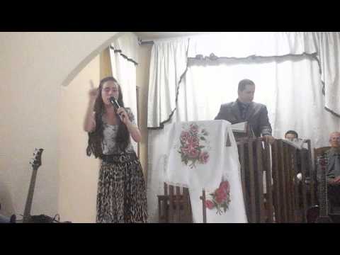 Karen Castro adorando ao Senhor.