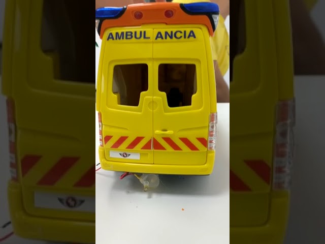 Vídeo relacionado con Dickie Toys - S.O.S Station para niños a Partir de 3 años (31 x 22 cm) con 3 Coches de Juguete (Coche de policía, Ambulancia, camión de Bomberos), estación de Bomberos y policía con luz y Sonido