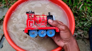 Playing and cleaning muddy Tayo bus, Thomas train and muddy Tayo bus