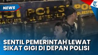 SENTIL KASUS Korupsi, Pedemo Teatrikal Mandi dan Sikat Gigi di Depan Polisi