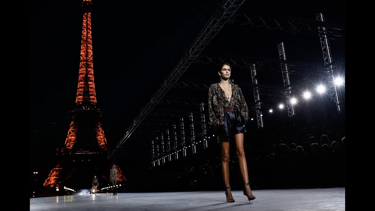 А у меня на рукаве зияет дырка