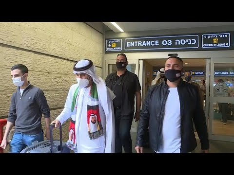 شاهد المغني الإماراتي وليد الجاسم يصل إلى تل أبيب والمغني الإسرائيلي ألكانا مارزيانو في استقباله…