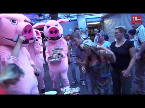 Verkäuferinnen verprügeln Schweine [Video aus YouTube]