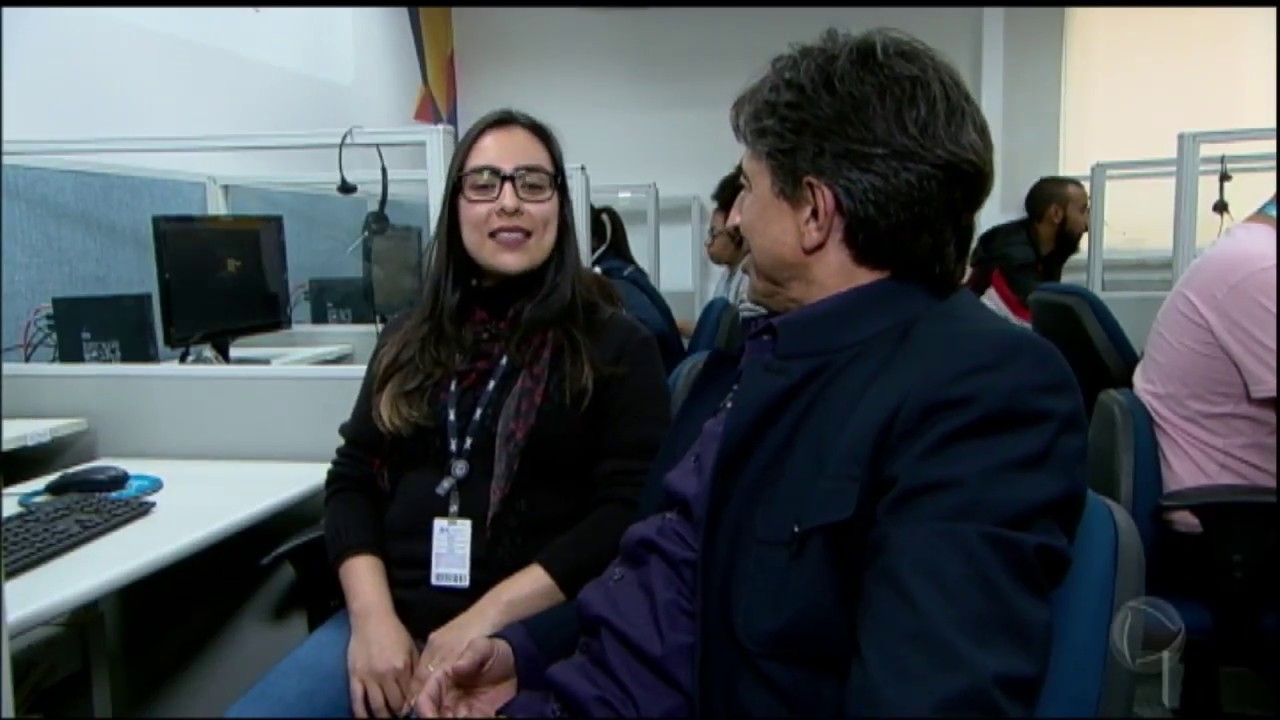 Funcionários de telemarketing mostram rotina de trabalho estressante