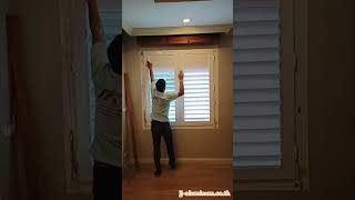 ชุดประตูหน้าต่างพร้อม มู่ลี่เปิดในชุดบานเปิด