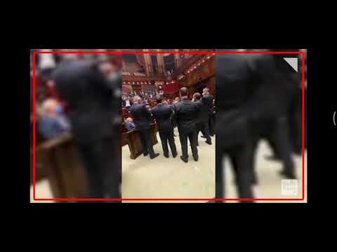 Sgarbi viene cacciato dall'aula per la seconda volta!!!