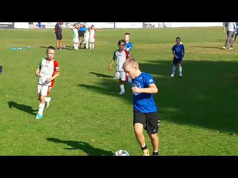 Hokej :hokejisté Slovanu na fotbalovém pažitu .  Slovan Louny verš SK Černcice.  Výhra Slovanu