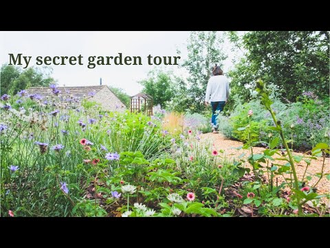 フランス庭園の境界線のあるスペースの花壇の例