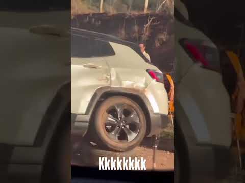 Após acidente, ocupantes sentam na calçada e violão na Avenida Jataí, em Aparecida de Goiânia