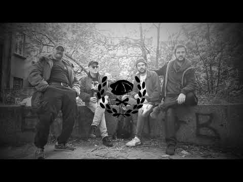 Mrka Kapa - Ispred ambasade