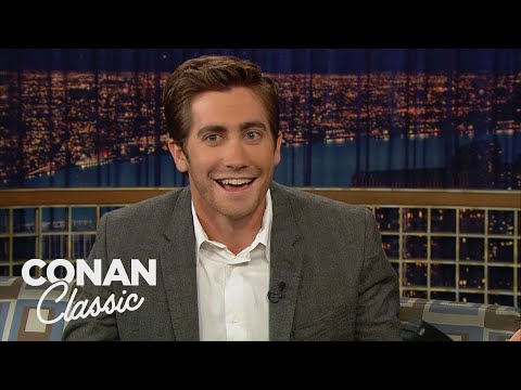 傑克-吉倫哈爾喜歡錶演曲目--"深夜與柯南-奧布萊恩"。 (Jake Gyllenhaal Loves Show Tunes - "Late Night With Conan O'Brien")