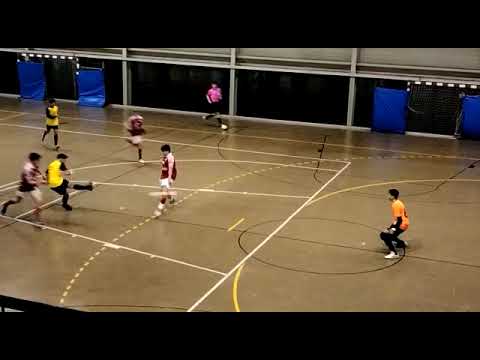 Disparo potente desde la frontal, parada a dos manos