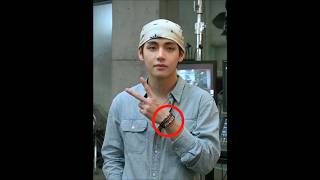 Download lagu BTS Taehyung's $95 Bracelet 😱 BTS V Fashion Breakdown (Brand   Price) #bts #btsv #shorts mp3