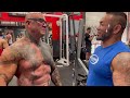 【衝撃】アメリカのゴールドジムでトレーニングしてたら、、、【字幕あり】