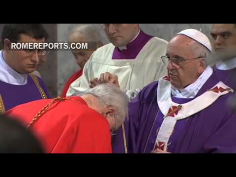 El Papa recibe e impone las cenizas