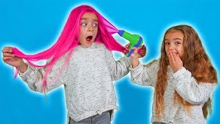 Claudia le pinta el pelo rosa a Gisele en la peluqueria de Las Ratitas