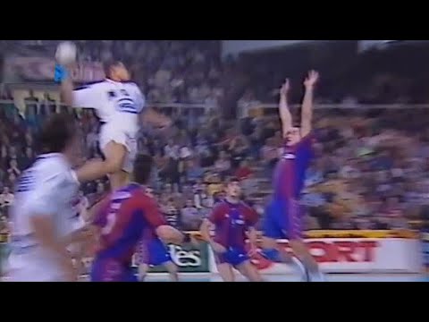 Cómo se eleva Carlos Reinaldo Pérez. CE 1997/98. Barcelona-Veszprem. Cuartos-Vta. Barcelona