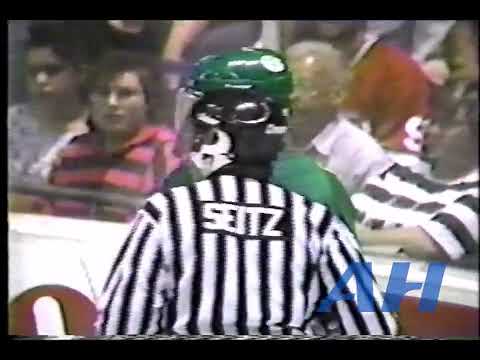 OHL WHL QMJHL Memorial Cup May 14, 1992 Kamloops Blazers v Seattle Thunderbirds (R) Zac Boyer v Turn