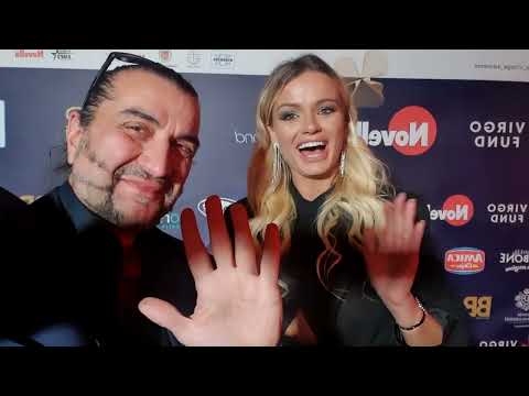 Gala' dei Virgo di Novella 2000  a Sanremo Mercedesz Henger saluta i fan col Salutatore