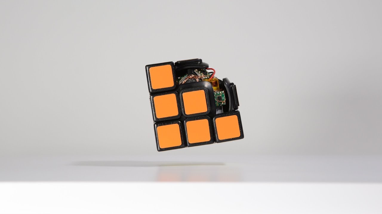 Un cubo de Rubik que levita en el aire mientras se resuelve a sí mismo