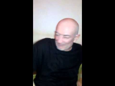 Tifin brat poziva bregu da ga gleda..