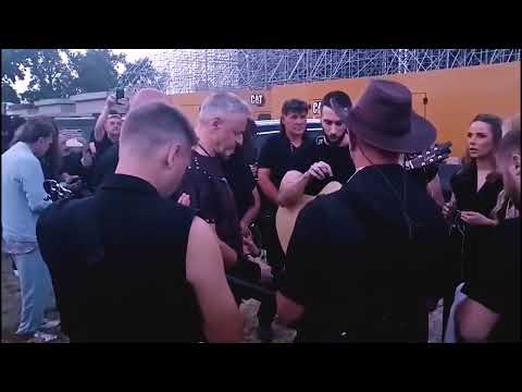 Molitva Thompsona i tima prije povijesnog koncerta na Hipodromu