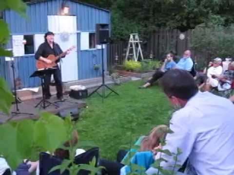 Concert au Jardin à Longueuil (Qc)  Emilio Armillès chante 