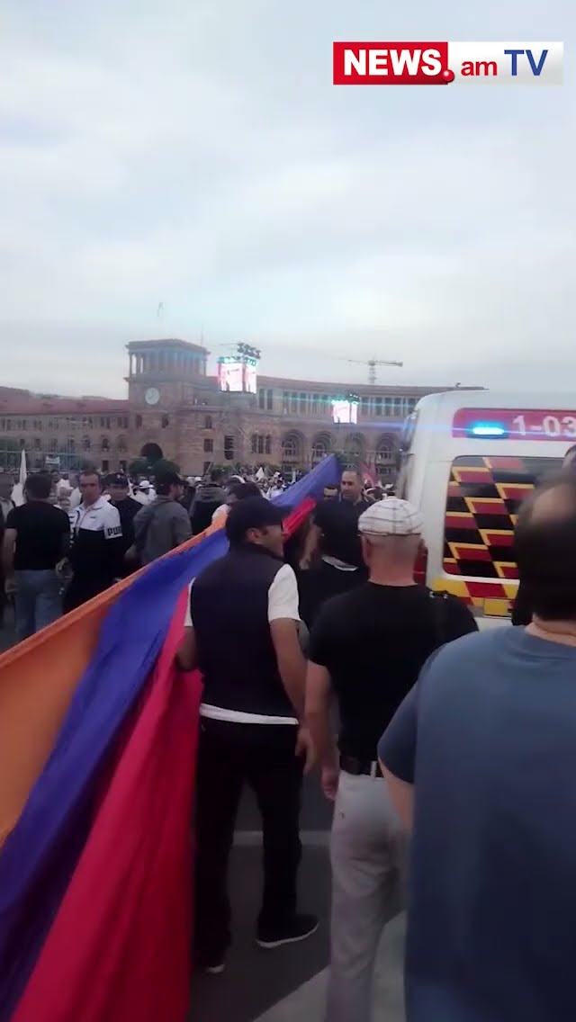 «Ուժեղ Հայաստանի» հանրահավաքի անդամները մի քանի վայրկյանում ճանապարհ տվեցին շտապօգնության մեքենային