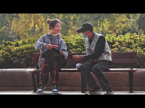 看到老人因眼花無法縫衣服，路人竟主動接過了針線