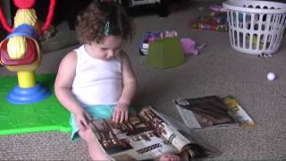 Download lagu Sarah readin Mommy's magazine mp3 Download lagu Sarah readin Mommy's magazine mp3