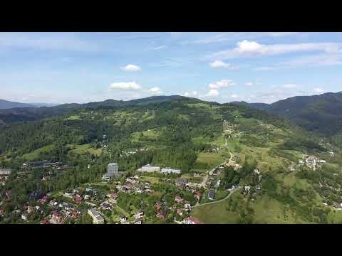 Szczawnica z powietrza widok na miasto, Bryjarkę oraz Bereśnik. W tle Jarmuta. Drone view. 