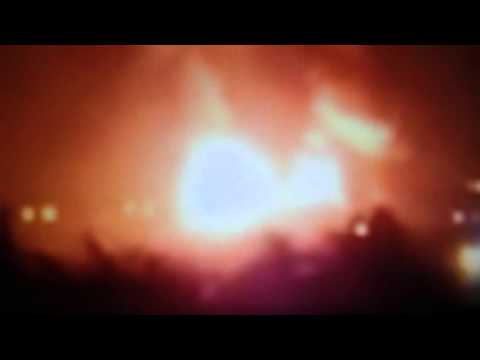 Голям пожар край Лондон, чуват се взривове (ВИДЕО)