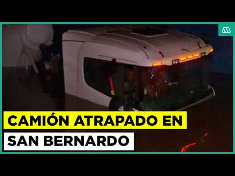 Camión atrapado en San Bernardo: Paso bajo nivel completamente inundado