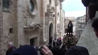 preview picture of video 'Settimana Santa Ragusa Ibla 2014 processione dell'Addolorata   by Tanokalura'
