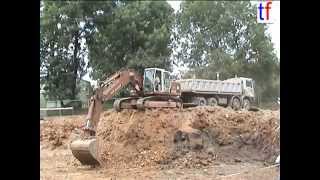 preview picture of video 'Liebherr R932 @ Work, Klärwerk Leutenbach, Germany, 02.07.2004.'