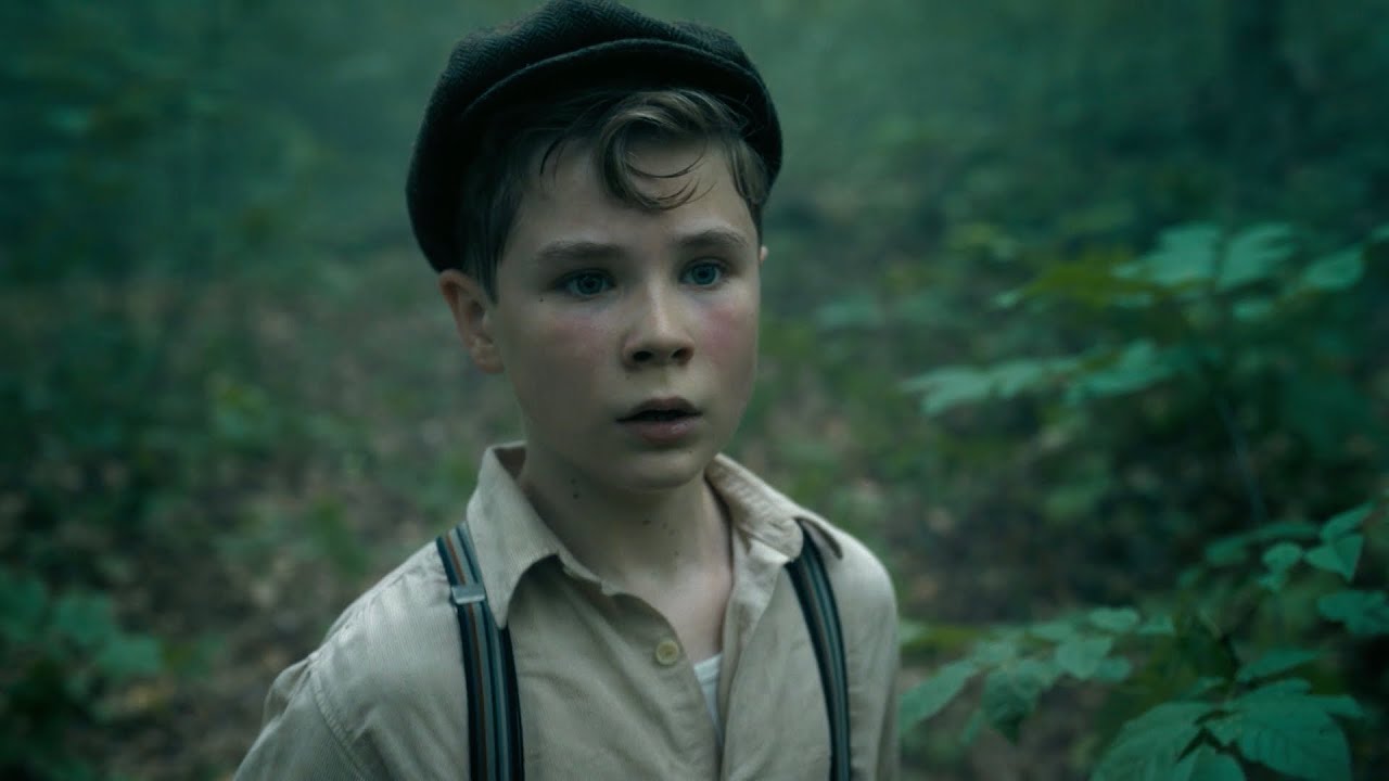 A Coisa ataca uma criança na floresta em 1908 | IT: Bem-Vindos A Derry | HBO Max