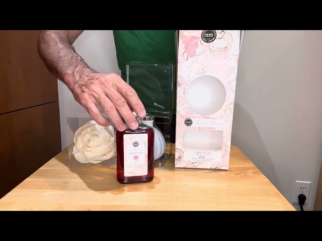 Vídeo relacionado con Bridgewater Candle Sweet Grace - Difusor de flores navideñas, maracuyá, té espumoso, pachulí, ambientador decorativo metálico para el hogar, 8 onzas, vida útil de 60 días