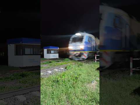 🚂🚂🇦🇷 07/923 #short #shortyoutube #trenesargentinos #vias #tren #train #noche #night #ckd #gt22