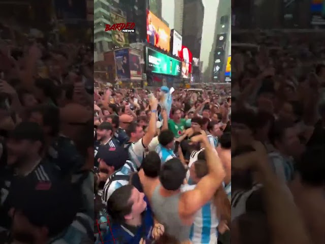 Vídeo relacionado con Bandera Grande de Inglaterra 90x150 cm (5x3ft) Gigante Estandarte inglés para Mundial de Fútbol 2026 San Jorge Juegos Olímpicos Deportes Decoración Adornos Bar Jardín Calle Tifosos Fiesta