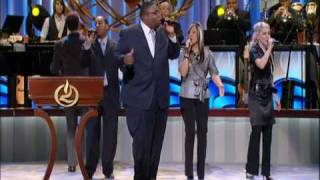 Stephen Jackson singing &quot;Keep Praisin&quot; by Fred Hammond at Lakewood Church