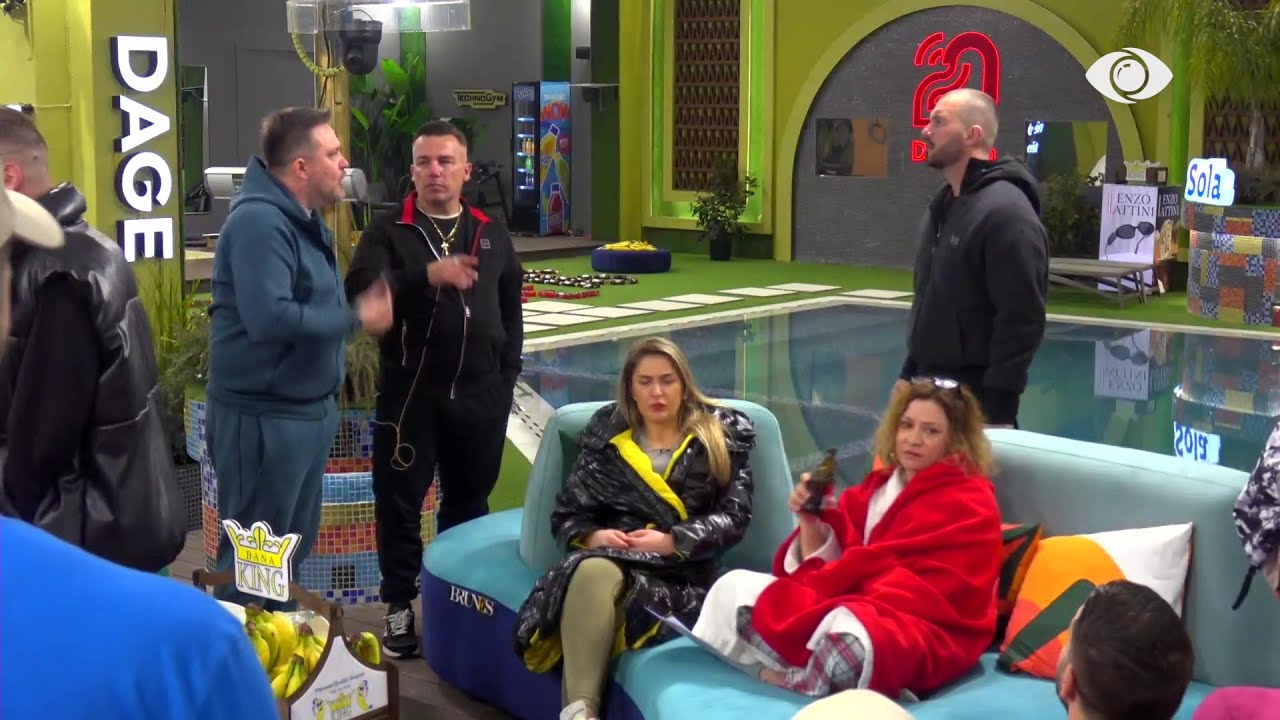 Banorët të gjithë në oborr, vijon debati mes Romeos dhe Julianit për pyetjet sekrete