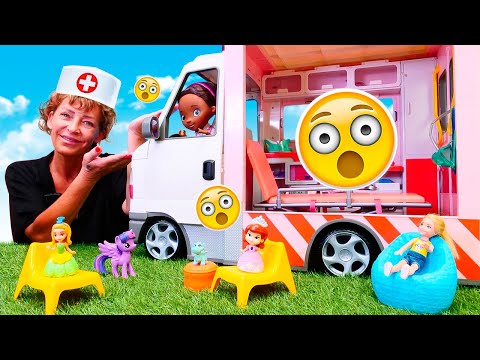 Spielzeug Kindergarten mit Nicole - Lehrreiches Video für Kinder. Der Krankenwagen.