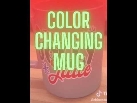 This Christmas mug has a crazy cool vinyl that changes color when cold! #colorchangingvinyl