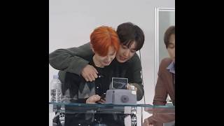 Download lagu Chanyeol completed his manito challenge by back-hugging all the members without them even realizing mp3