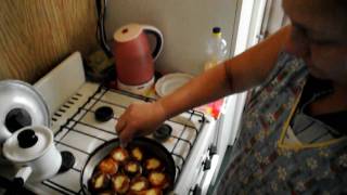 preview picture of video 'LIFE IN UKRAINE. My mother making Ukrainian sirniki.'